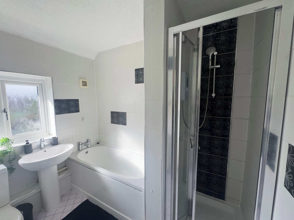 House - Sleeps 10 - Parking - Stn Close