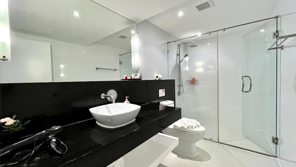 B6 - 1 Bdr Modern Condo With Balcony and Pool, Karon