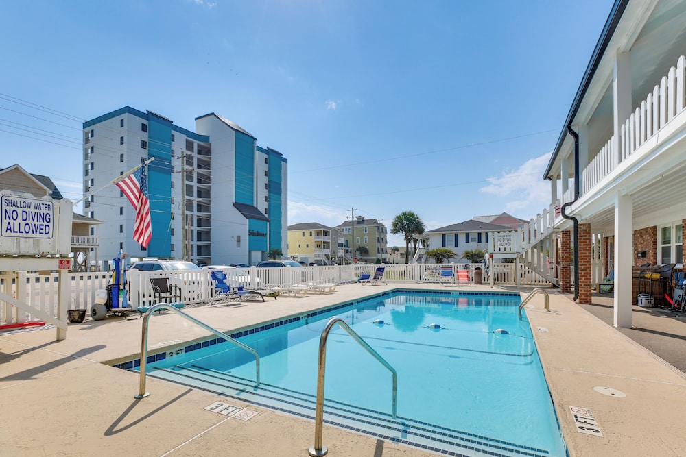 Walk to North Myrtle Beach: Studio w/ Pool Access!
