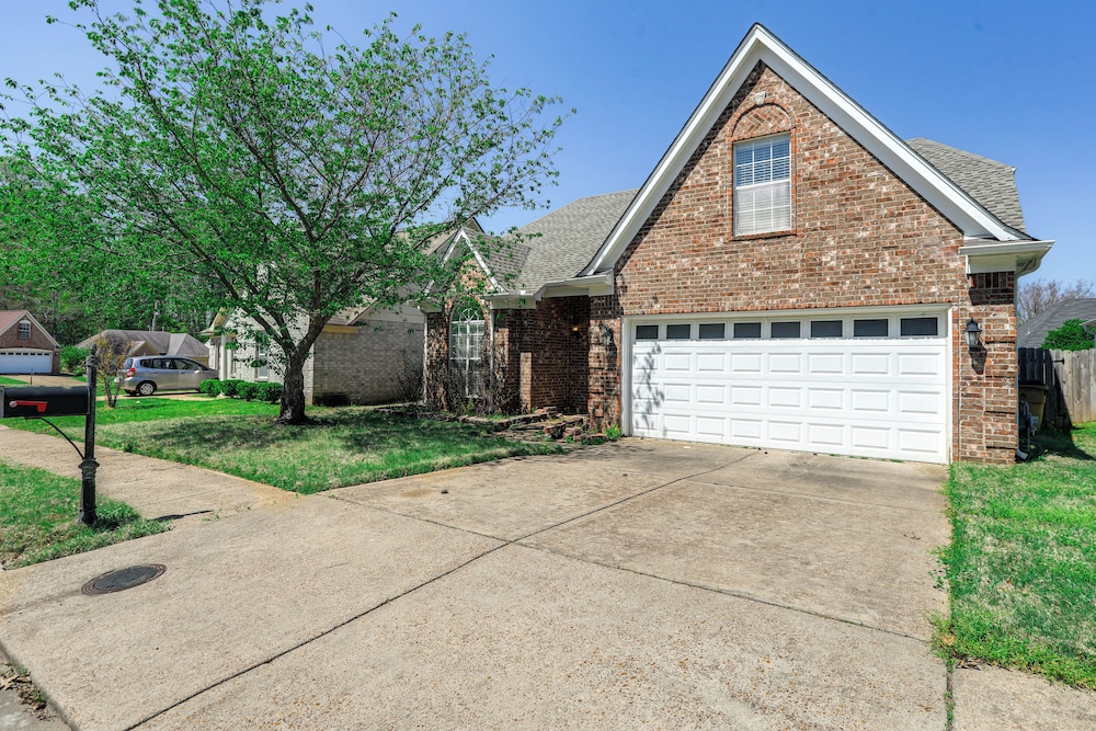 2 Mi to Shelby Farms: Charming Family Home w/ Yard