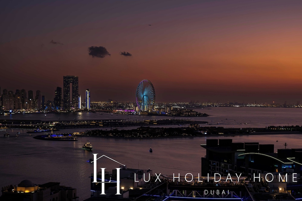LUX Iconic Views at Palm Tower Studio