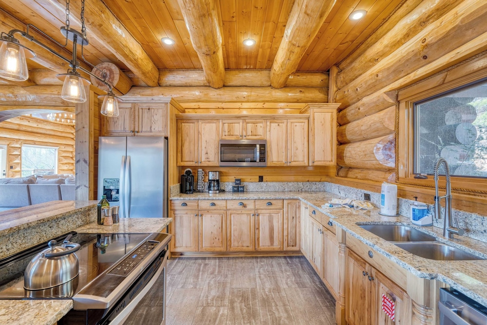 Pinnacle Chalet by Avantstay Luxury Cabin w/ Panoramic Views, Fireplace & Game Room