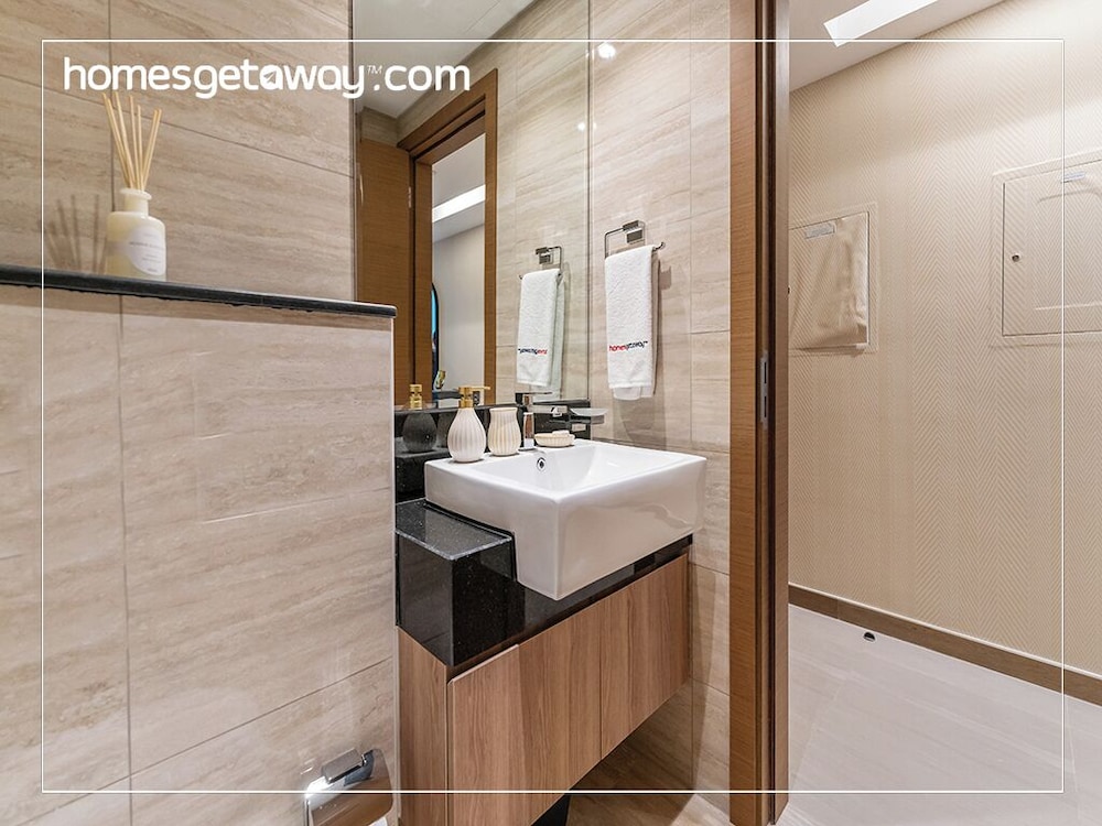 2BR Luxury with Stunning Lake View in Business Bay