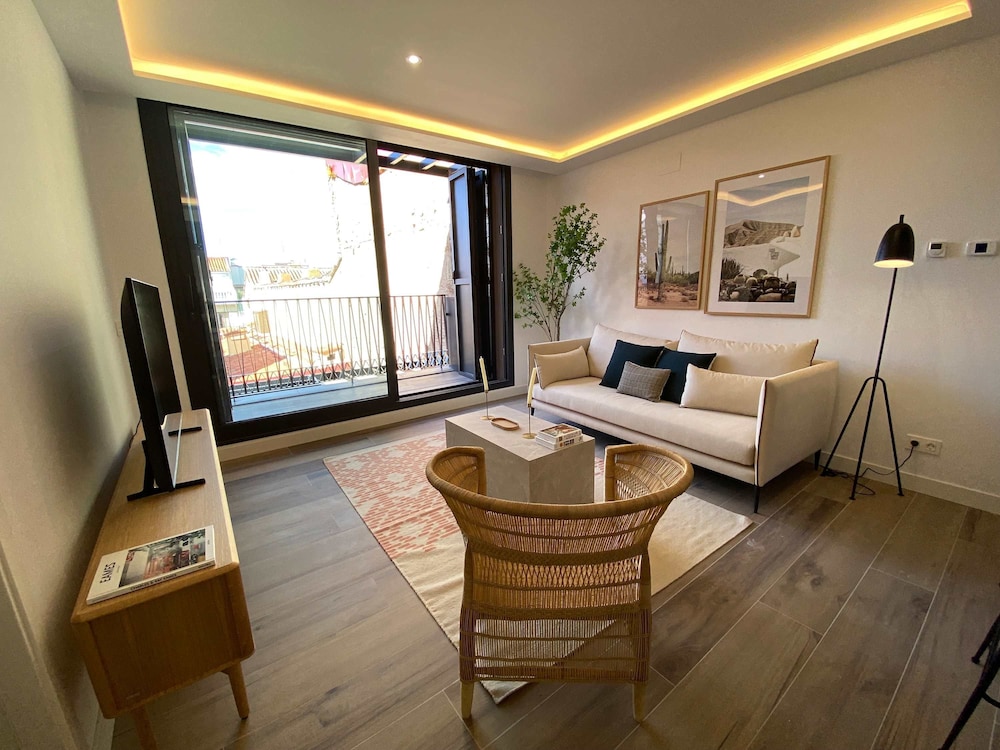 w Stylish 2BR w Sunny Terrace in Chueca