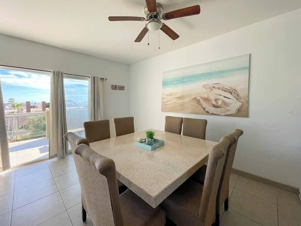 Admire Sea View From a Stunning Condo