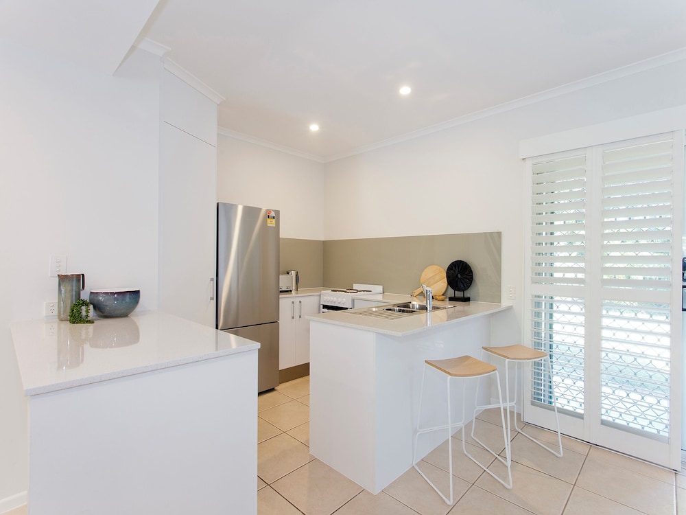 Noosa Parade Townhouse w Terrace
