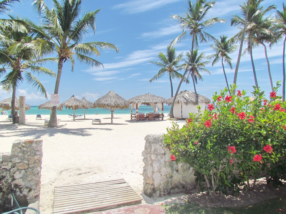 Los Corales Tropical Beach Resort & SPA