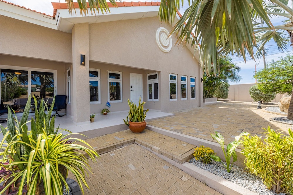 Central 4br3ba Villa w Ocean Views Private Pool