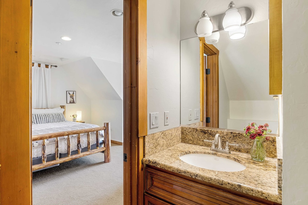 Group Cabin + Lake and Mountain View Pet-friendly, Fireplace, Games, Loft