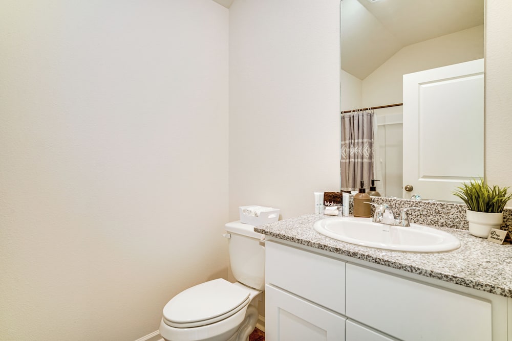 12 Mi to Avery Island: Spacious Family Home!