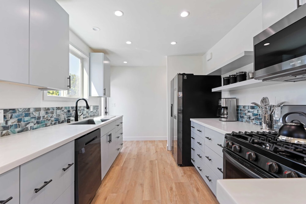 La Jolla Stay w/ Firepit & Walk to Beach Arenas