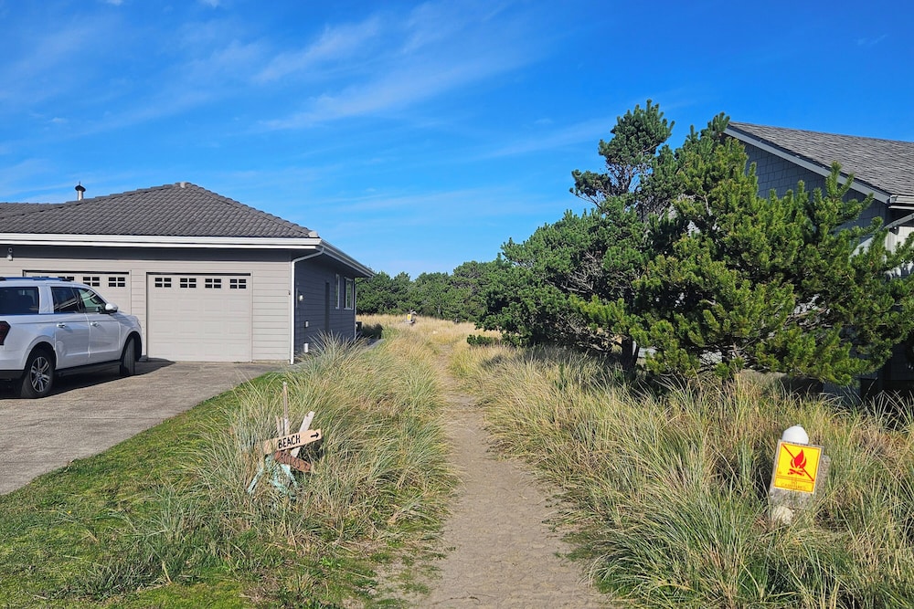 1/8 Mi to Neskowin Beach! Cozy Oregon Coast Home