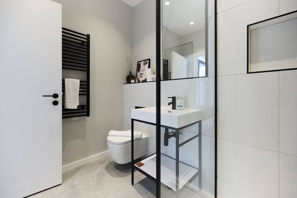 The Brondesbury Quarters - Modern 2bdr Flat With Balcony + Parking