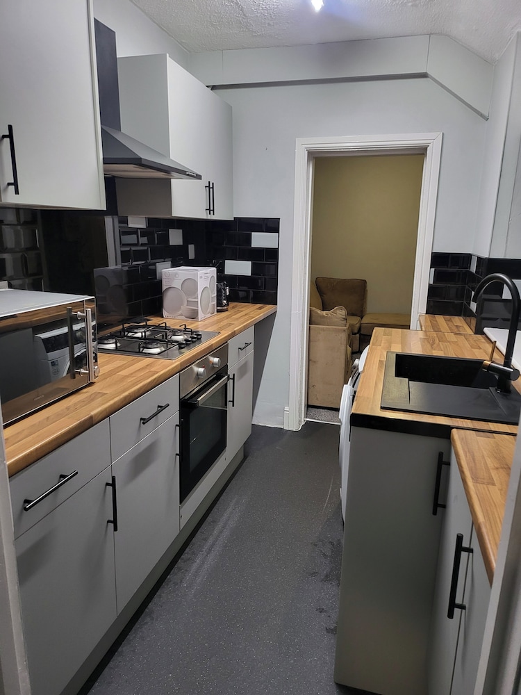 Apartment - Sleeps 5 - Great Location - Parking