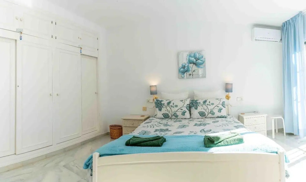 Lovely 2-bed Calahonda Apartment sea & Golf Views