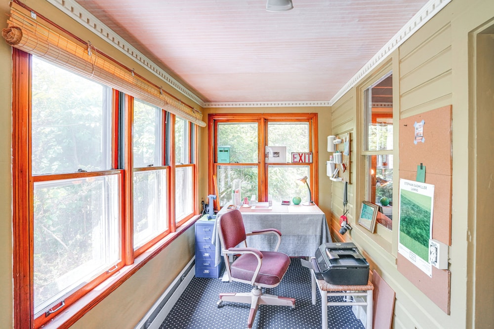 9 Mi to Dtwn Hudson: Pet-friendly Home w/ Pool