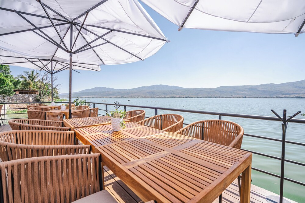Bungalow with jacuzzi and lake view