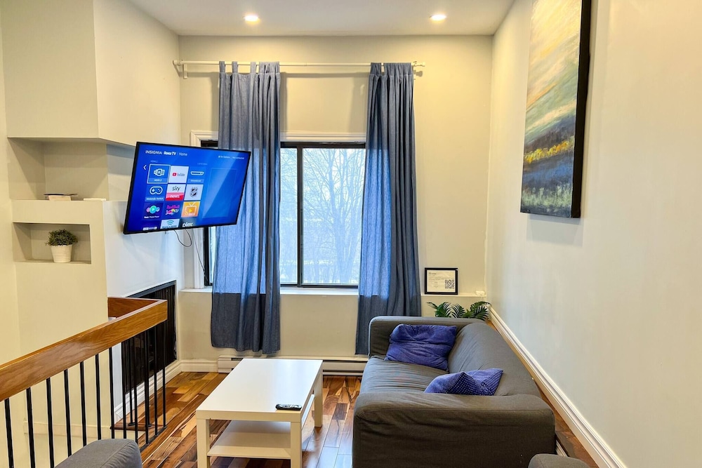 Chic Townhome With Garage Dt Mtl