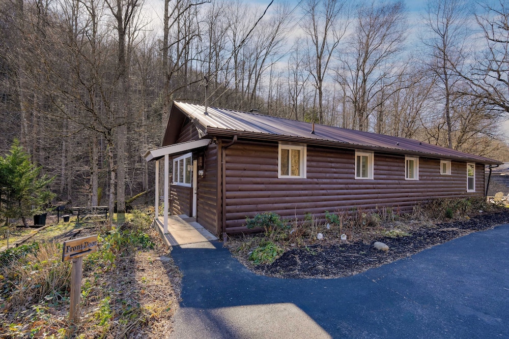 Creekside Haven by Avantstay Hot Tub, Fire Pit, Outdoor Dining Area Nestled Next to Creek
