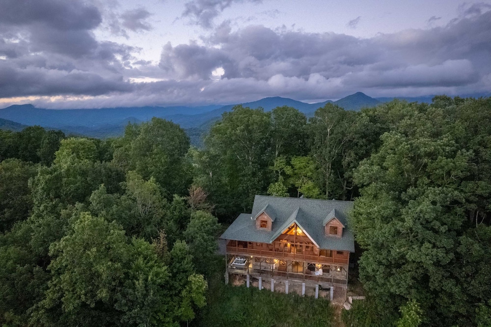 Luxury 4200 Sqft Log Cabin on 50 Acres Sleeps 16