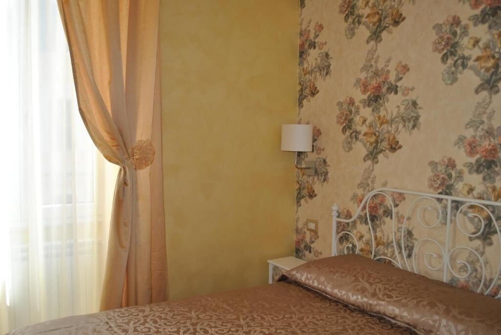 CAMEO B&b