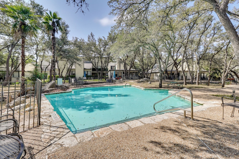 Family Retreat 1/2 Mi to Lake Travis: Pets Welcome