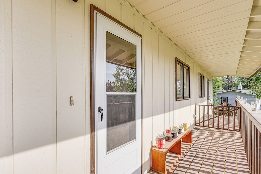 5 Mi to State Park: Mtn-view Apt in Anchorage