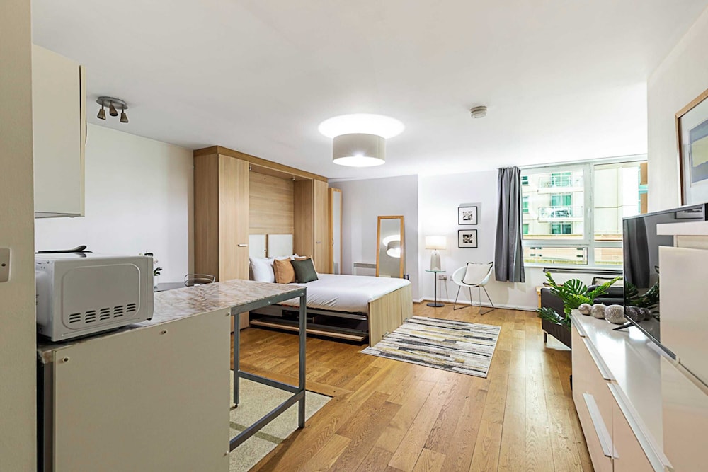 Modern Studio Apartment - St Georges Wharf view 2
