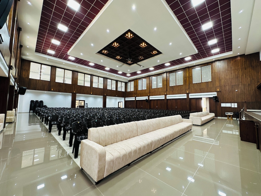 Shambhavi Hotel & Convention Centre