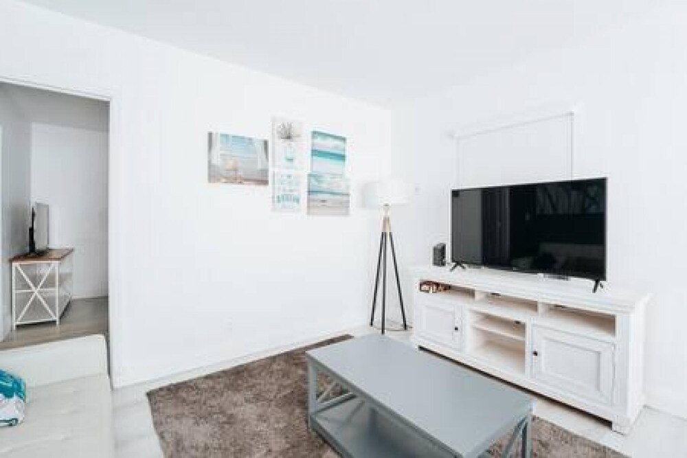 Spacious 2-bd Flat in Hollywood FL Free Parking view 4