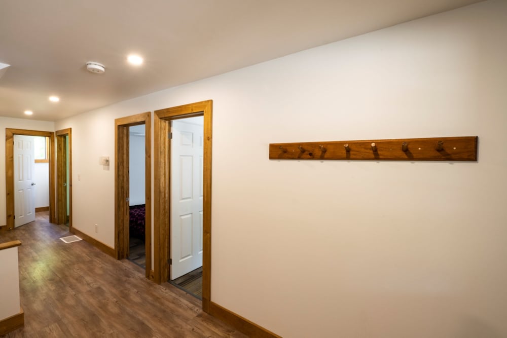 6 bdrm Cottage with Private Beach Access, BBQ, Outdoor Hot Tub, Sauna, Ping Pong Table, Petfriendly