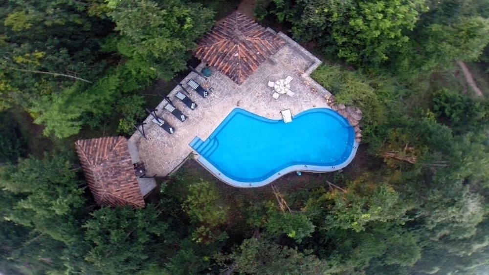 Pugdundee Safaris - Kanha Earth Lodge