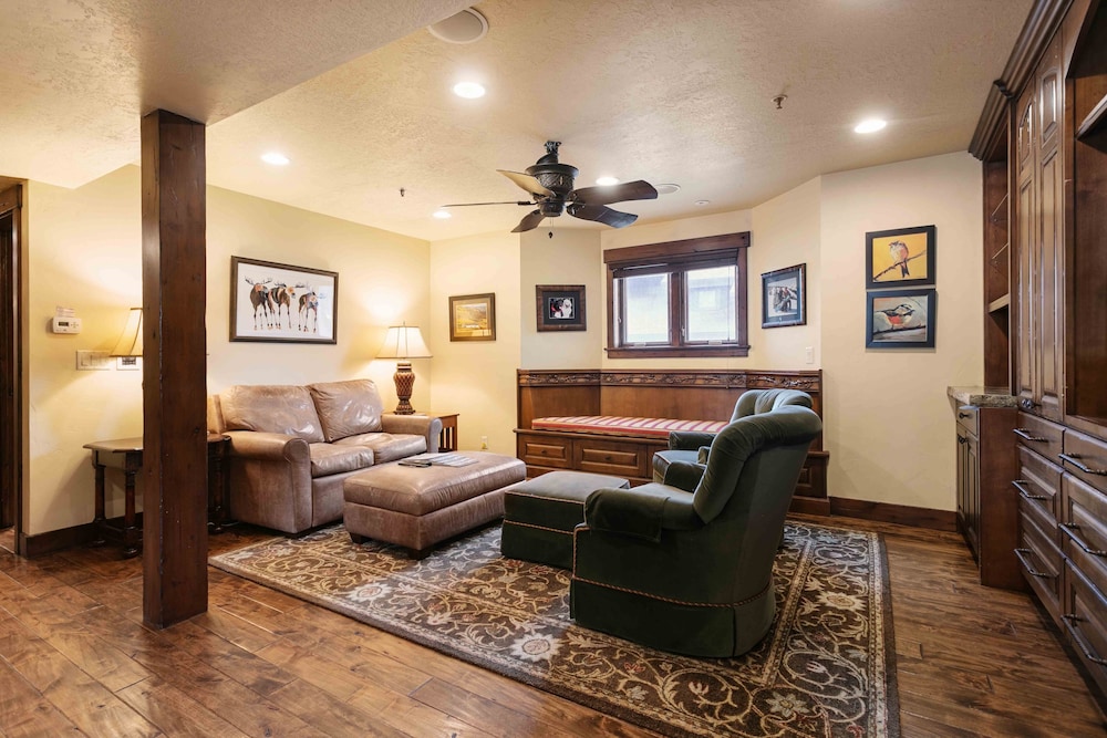 1617 - Six Bedroom plus Den Lakeside 6 Condo