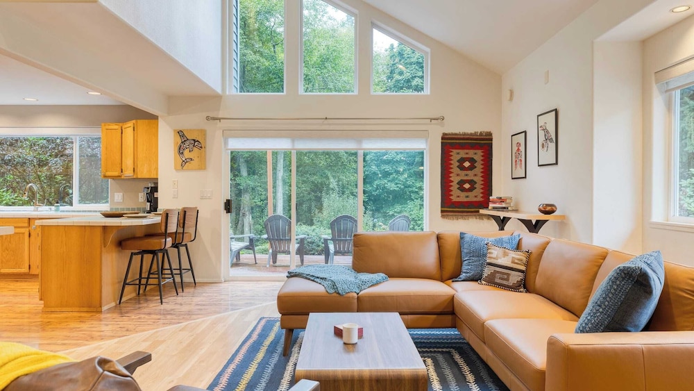 Stylish Forest Getaway on Whidbey Island Near Beaches, Wineries & Trails Cedarview Retreat by Avantstay