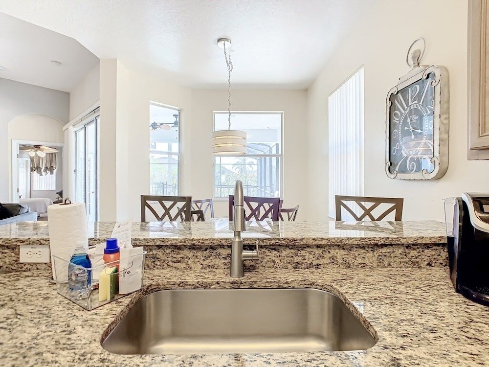 Spacious 5br Home W/ Private Pool+spa In Scenic Davenport Location 5 Bedroom Villa