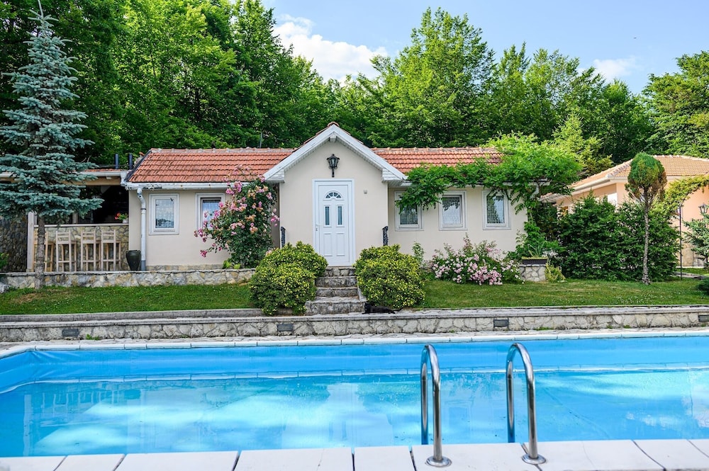 Luxury Green Oasis Villa With Pool! view 5