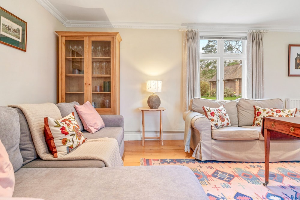 Benhams Country Cottage - From 250 Per Night