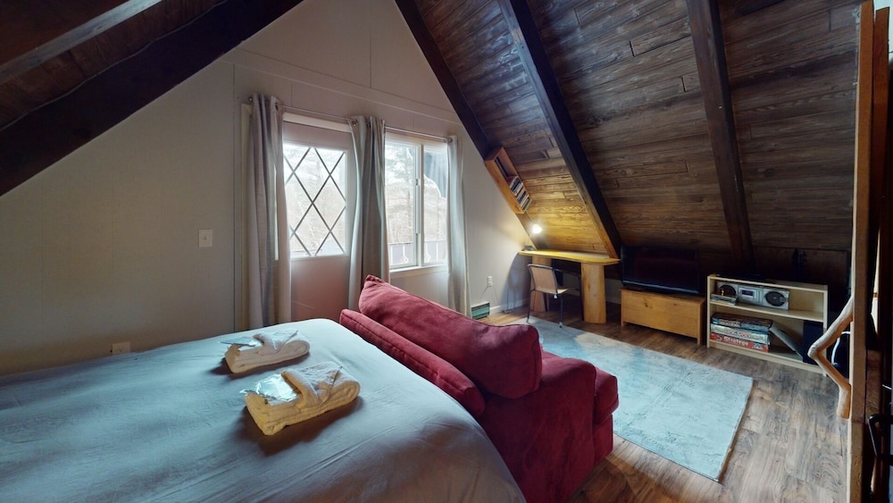 Blue Ridge Chalet 3 Bedroom Chalet by RedAwning view 3