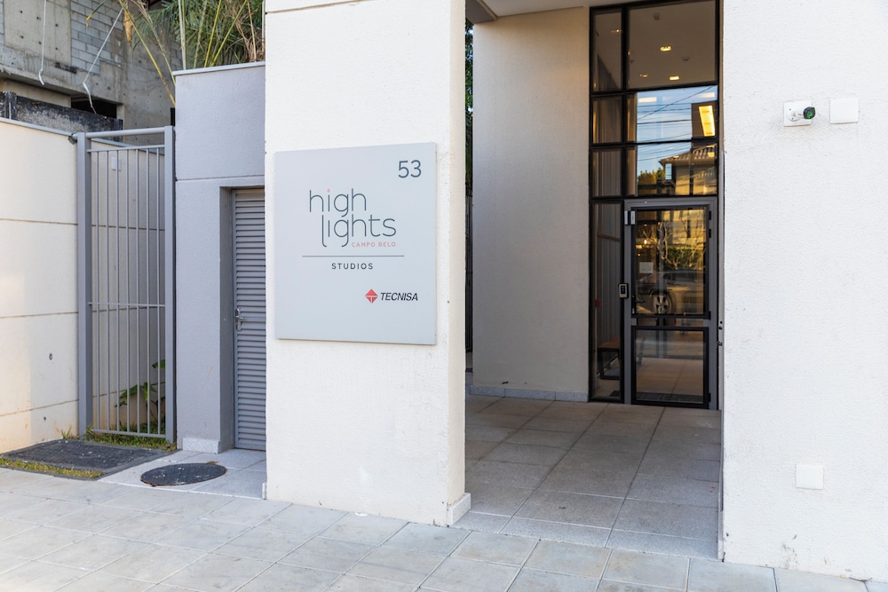 Modern, fully equipped, and well-lit with AC and gym
