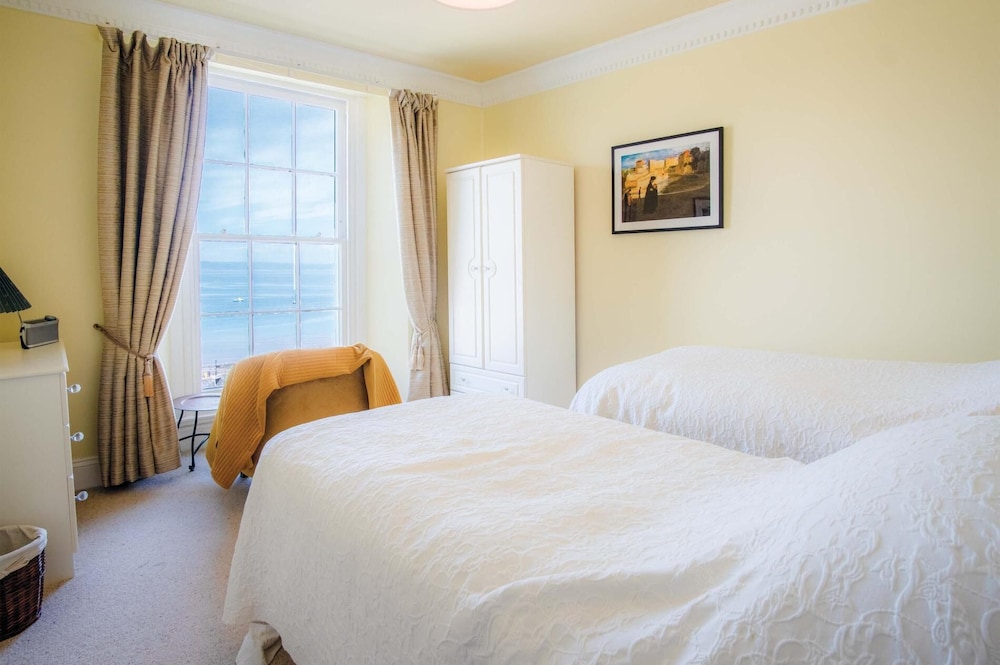 5 Belle Vue Court - 2 Bedroom Apartment - Tenby