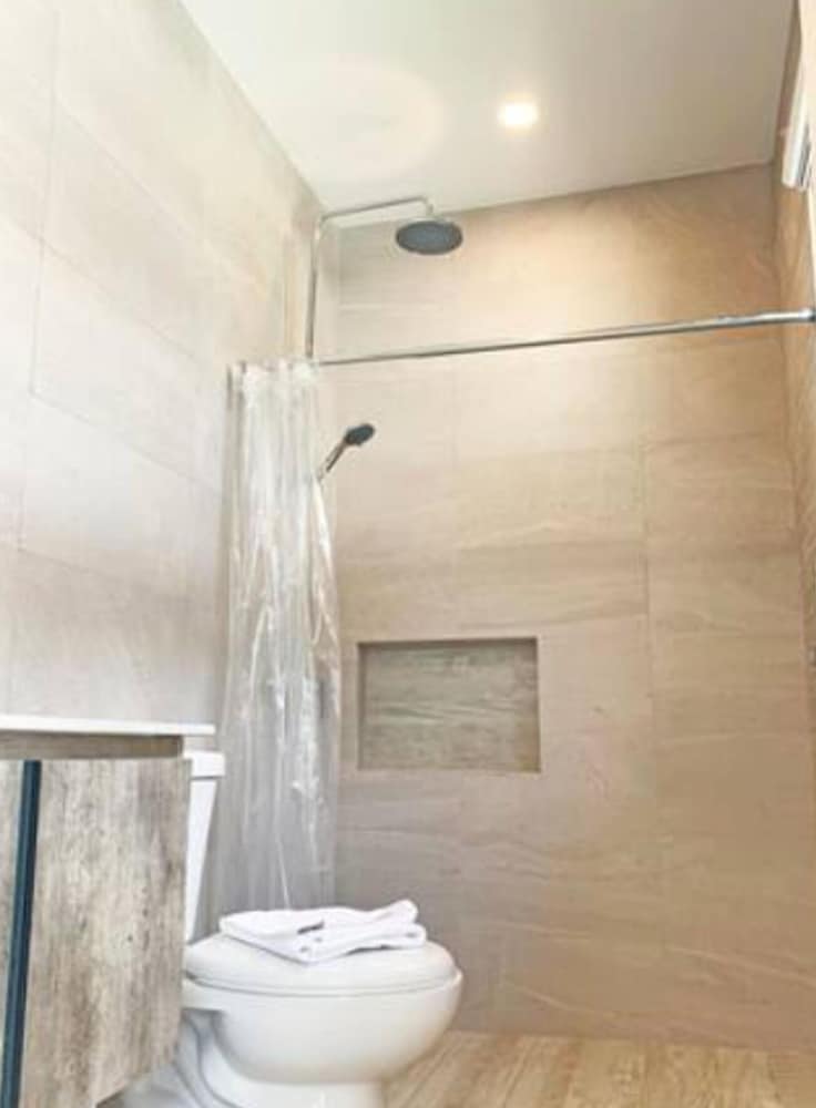 Lovely One Bedroom Apartment w Amazing Location