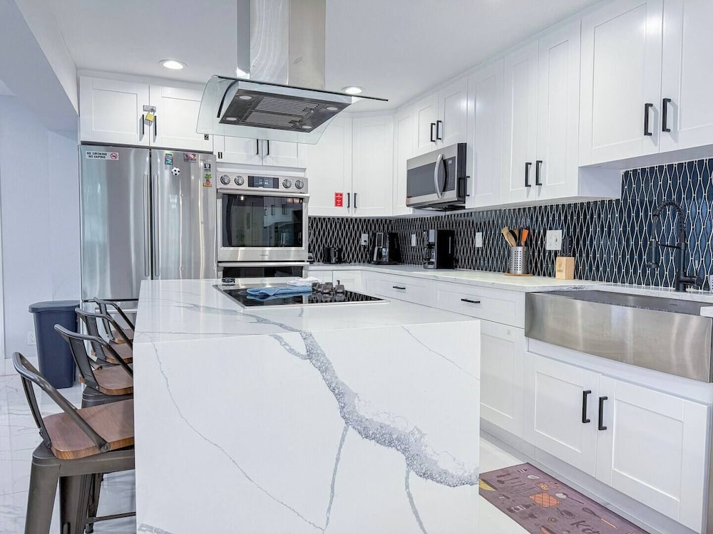 Modern Escape Chef s Kitchen Private Yard