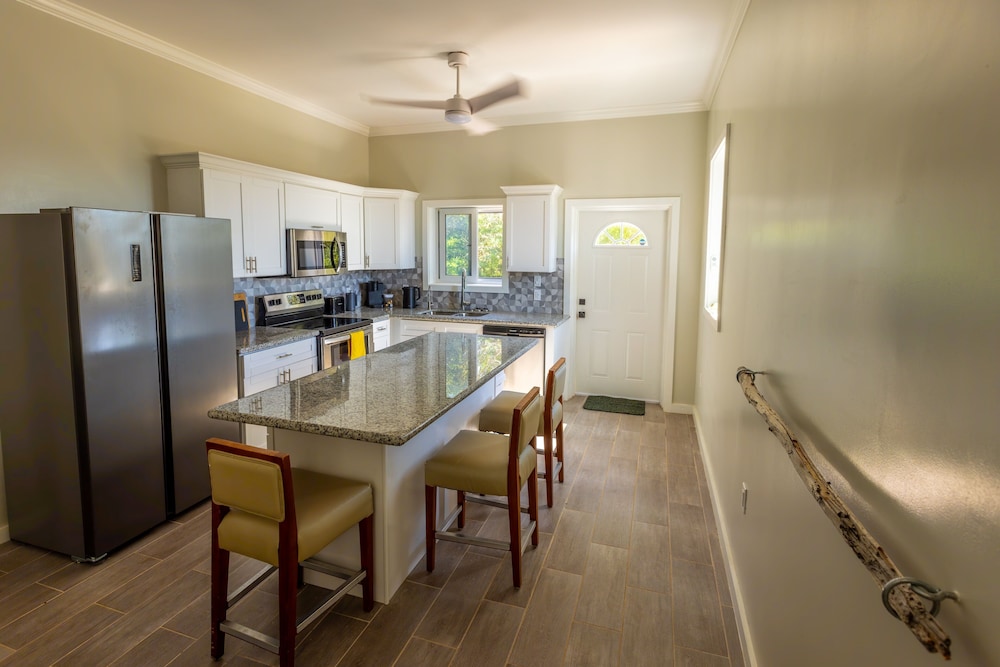 Seas The Day - Brand New Villa W/ocean View, Walk To Rainbow Bea 3 Bedroom Home