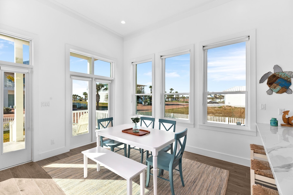 The Scarlett - Private Home At The Shores 3 Bedroom Home