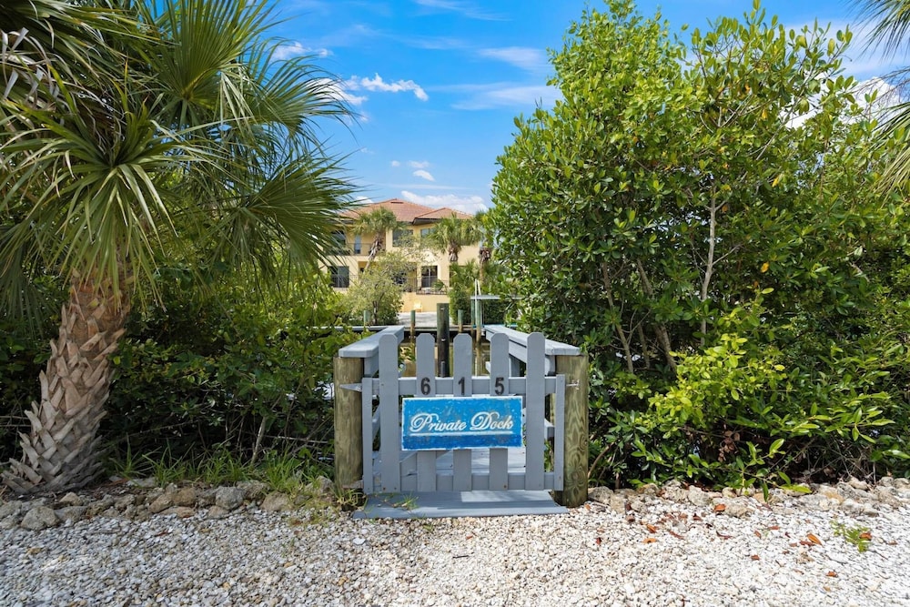 Dockside Getaway on Avenida