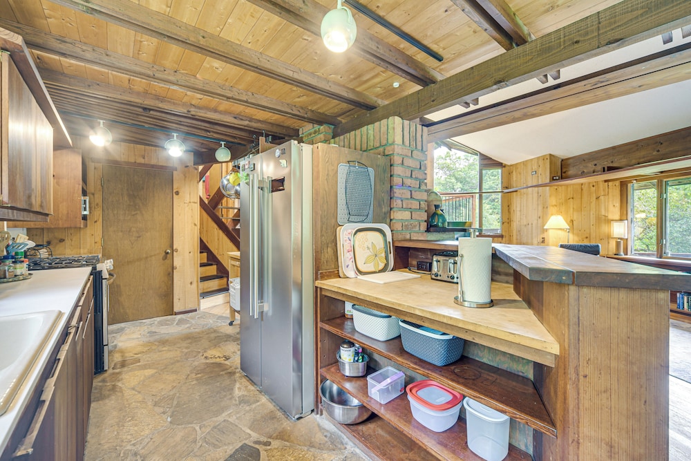 Sauna & Screened Porch: Otter Creek Getaway!