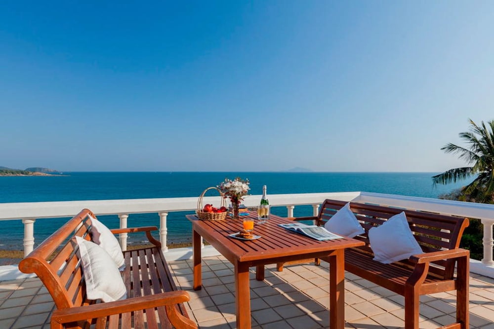 Baan Khunying – Secluded Phuket Beachfront Villa