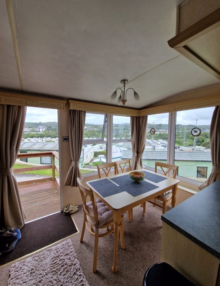 Caravansleeps6-parking-pool-mountain-petsok