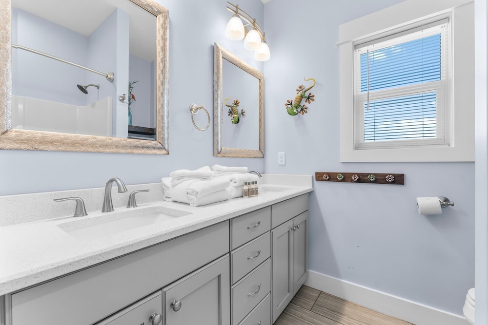 Pet Friendly Beach House - Beach Hop