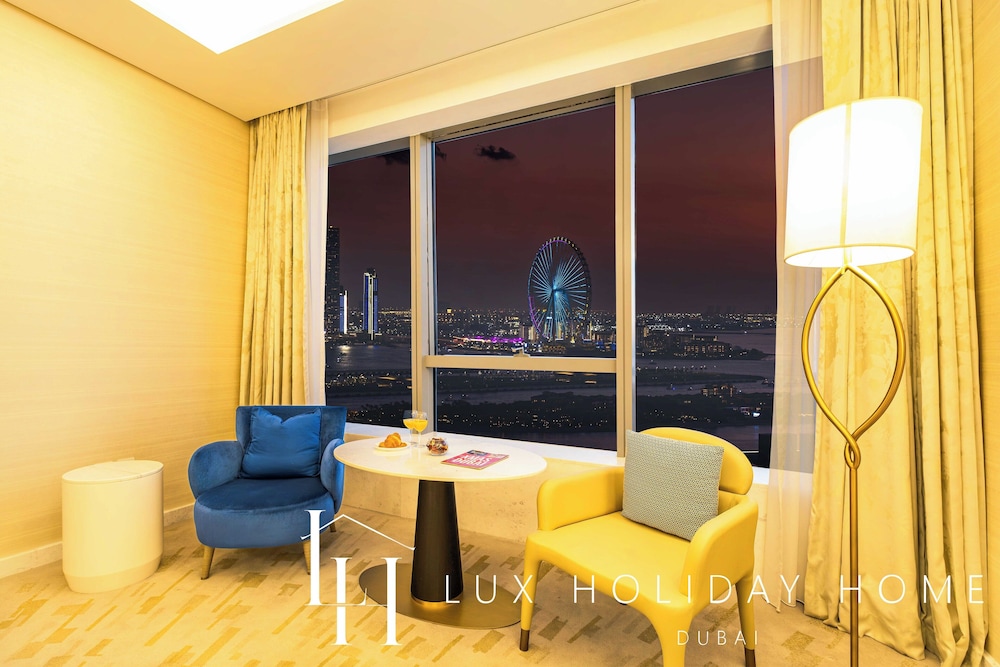 LUX Iconic Views at Palm Tower Studio